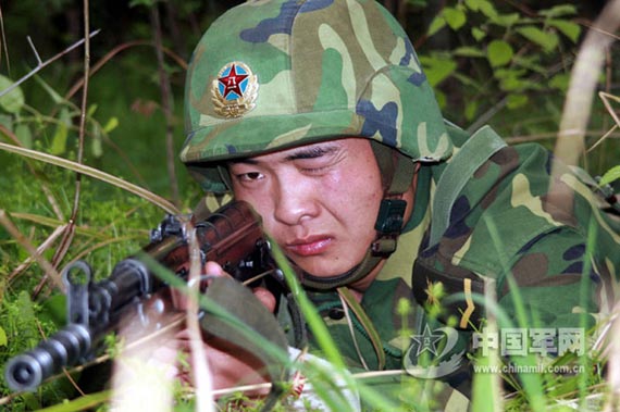 组图：二炮某部训练间隙举行匍匐前进比赛