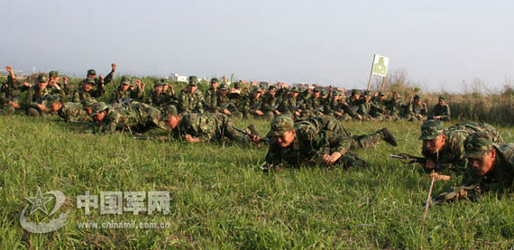 组图：二炮某部训练间隙举行匍匐前进比赛