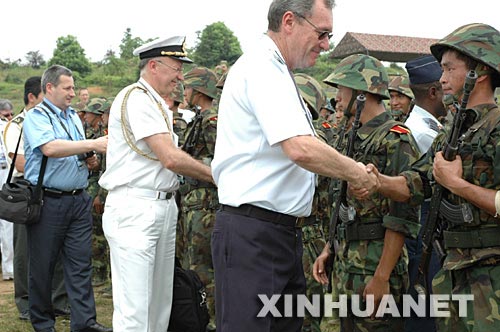 驻华武官赴南京军区观摩步旅赞叹解放军素质