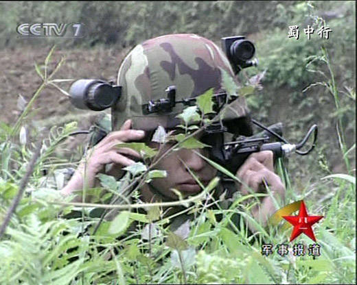 图文：解放军数字化头盔装有摄像头和微型显示屏
