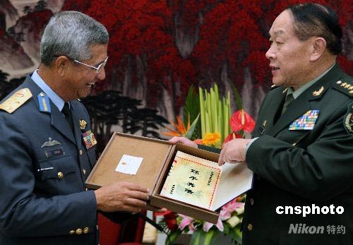 国防部长梁光烈会见马来西亚空军司令阿兹赞