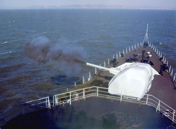 我军驱逐舰支队反击“敌特”炸军港油库阴谋