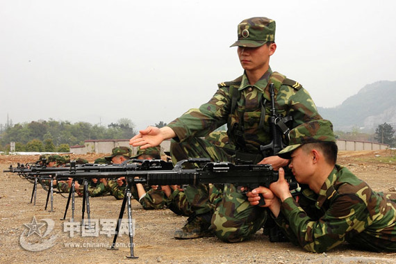 组图：南京军区硬六连着眼战场环境苦练硬功