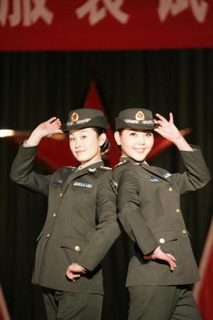 组图：新疆军区举行07式新军服试穿展示观摩会