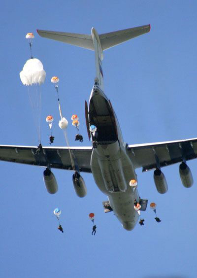 中国重点跟踪空降兵进行军事群体应激研究(图)