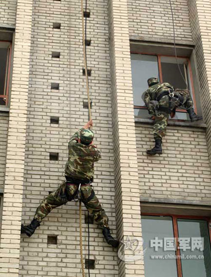 组图：新疆武警加强奥运反恐训练应对突发事件