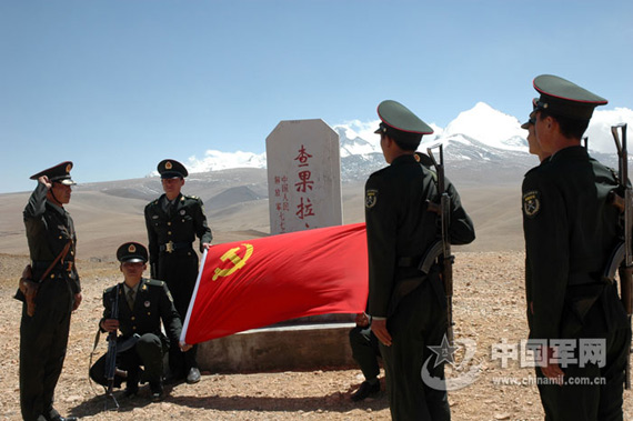 组图：解放军驻藏部队换发07式新山地迷彩服