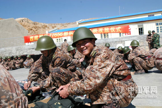 组图：解放军驻藏部队换发07式新山地迷彩服