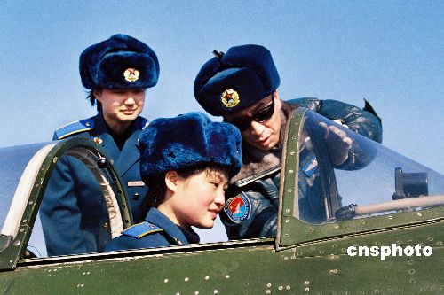 解放军空军第八批女飞行学员开始单独飞行训练