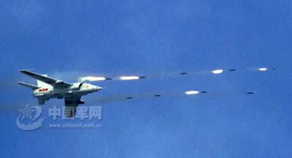 图文：解放军空军强五战机发射火箭弹对地攻击