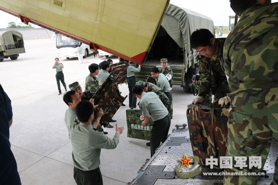 解放军总后第161医院组建医疗队急赴灾区(图)