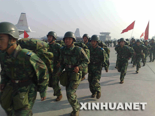 解放军100名空降兵已空降四川茂县灾区(图)