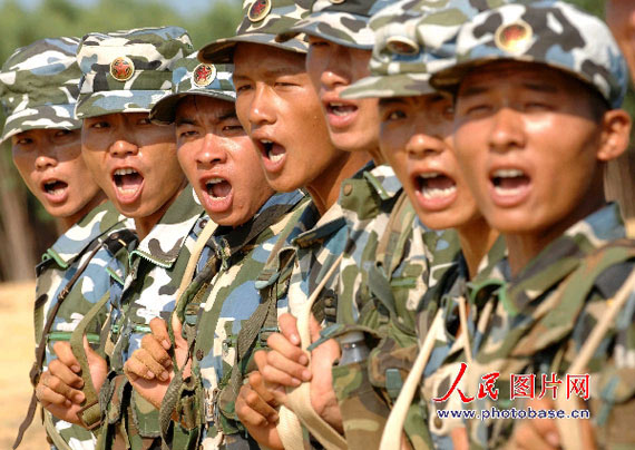 中国海军陆战队2650人正摩托化行军开赴灾区