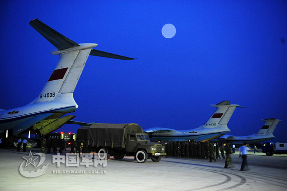 解放军空军10架运输机向地震灾区空运医疗人员