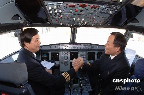 四川航空公司台湾飞行员：俯瞰祖国赞幅员辽阔