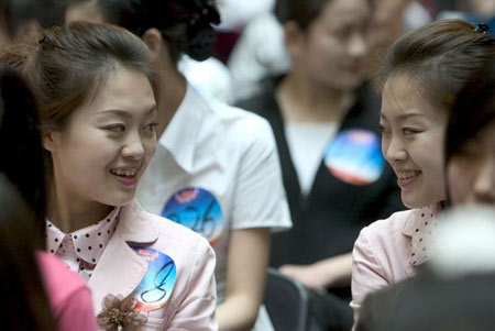南航在北京海选60名空姐近千人参赛(组图)