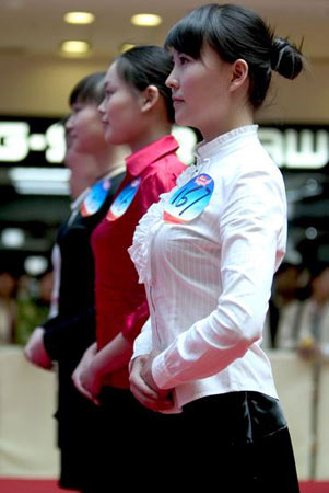 南航在北京海选60名空姐近千人参赛(组图)