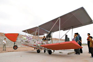 广东农民14年闭门自造飞机试飞坠落(组图)