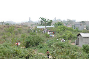 广东农民14年闭门自造飞机试飞坠落(组图)