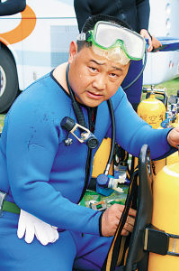 南海舰队蛙人部队刻苦训练确保奥运会水下安检