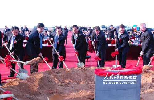 中俄双方有关领导共同奠基
