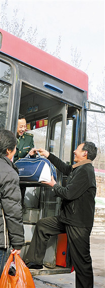 驻地村民和部队官兵高兴地登上了开往城里的公交车。宁小庆摄