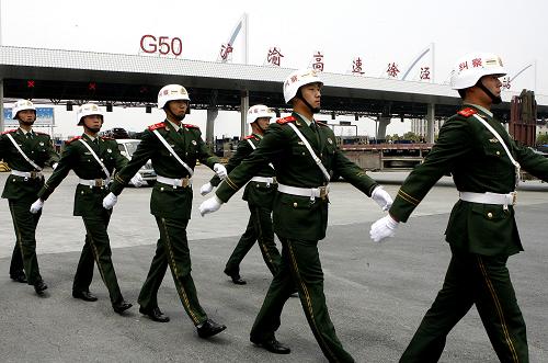 4月28日，武警纠察分队官兵进入上海的高速公路收费口执勤。