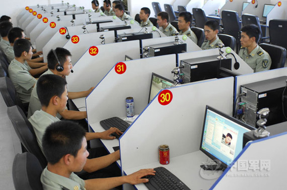 资料图：解放军士兵利用计算机学习技能