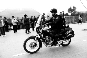 昨日，巡特警出发巡视。当日，北京市公安局启动首都中心区治安防控工作。本报记者浦峰摄