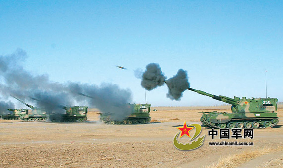 我国陆军PLZ05式新型数字化履带式自行加榴炮进行射击。张福利摄
