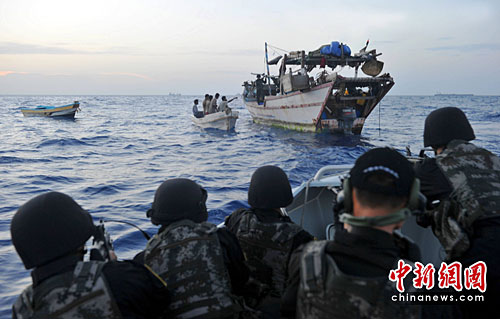 当地时间5月11日，在亚丁湾海域，中国海军第五批护航编队第四次遭遇可疑目标袭扰，“广州”舰小艇迅速前往查证。