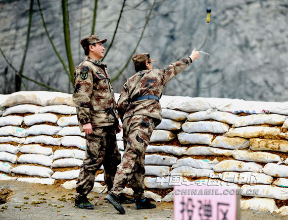 资料图：新兵正在进行投弹训练