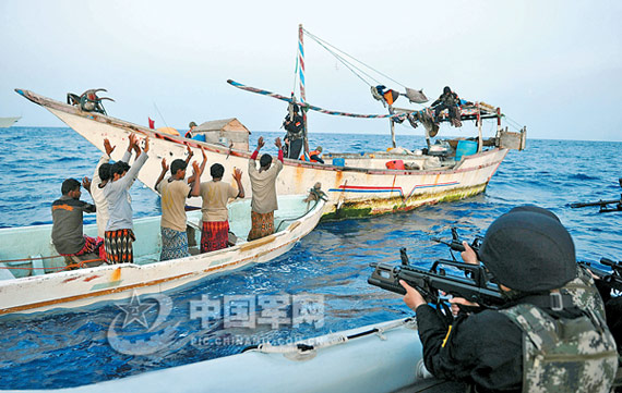 “广州”舰派遣的小艇正在查证可疑船只。曹海华摄
