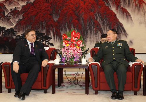 3月25日，国务委员兼国防部长梁光烈在北京八一大楼会见随同阿富汗总统卡尔扎伊来访的阿富汗国防部长阿卜杜勒·瓦尔达克。新华社记者丁林摄