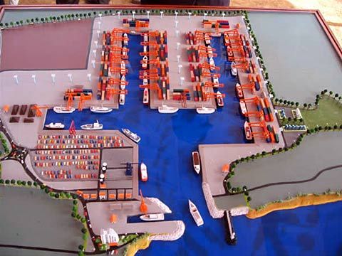 资料图：中国在斯里兰卡援建的汉班托塔港模型