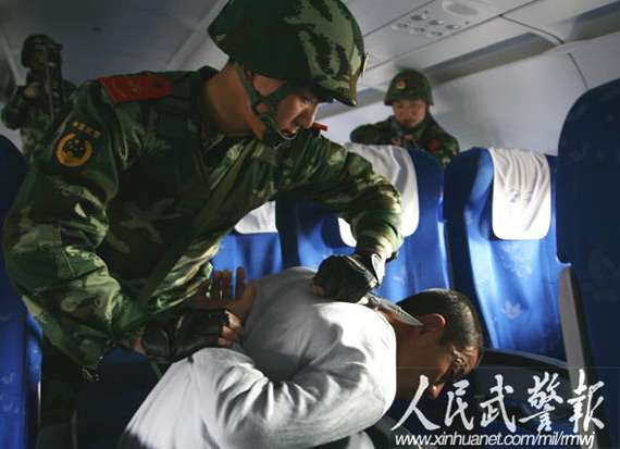 反劫机演练中，武警官兵一招制敌。图片来源：人民武警报