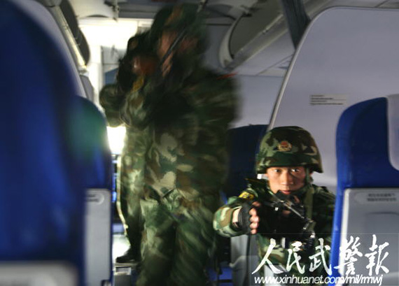 武警官兵快速出击。    图片来源：人民武警报