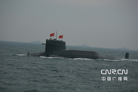 2009年4月23日下午，为纪念中国人民解放军海军成立60周年而举行的海上阅兵在青岛附近黄海海域举行。国产战略导弹核潜艇首次公开亮相。
中广军事记者陶宏祥摄影
