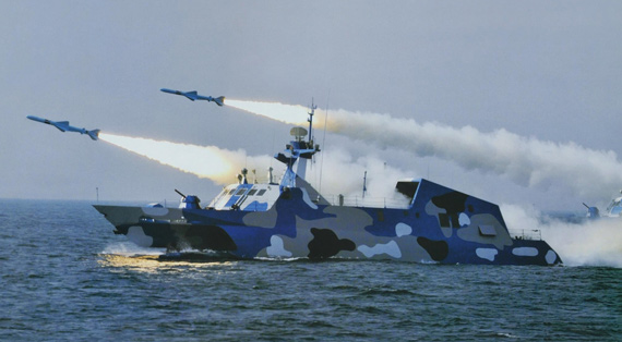 中国海军022隐身导弹艇群齐射反舰导弹