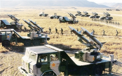 防空导弹发射车在开辟野战发射阵地。