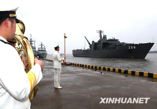 2010年3月8日，伴随驻沪海军军乐队轻快的《迎宾曲》，新加坡军舰准备靠泊上海吴淞军港。摄影：新华社记者 陈飞
