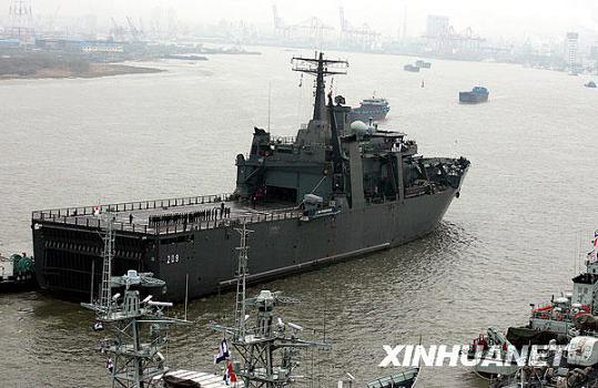 2010年3月8日，新加坡军舰准备靠泊上海吴淞军港。摄影：新华社记者陈飞