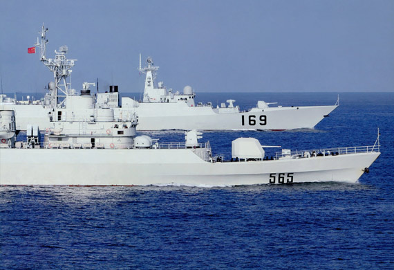 中国海军南海舰队主力战舰进行海上编队训练