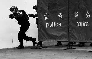 特警狙击手每天都要进行严格的训练,几乎枪不离手。