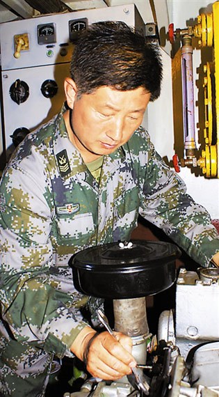 在夏天热得像蒸笼、冬天冷得似冰窖的船艇上，祝兴忠用平常心书写了不平凡的军旅人生。陈广伟摄