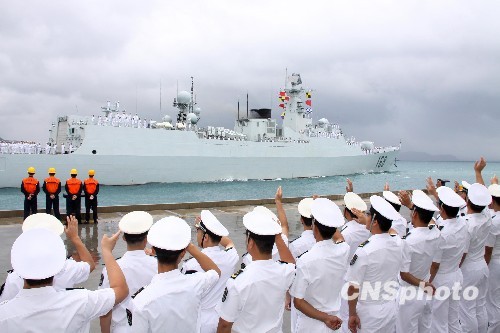 2009年8月7日上午，中国海军“广州”号导弹驱逐舰离开三亚某军港，开始对文莱和印度尼西亚共和国进行友好访问。中新社发李章龙摄