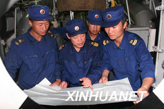 海军某潜艇支队365潜艇舵信技师王顺喜（左二），入伍23年，操纵过6种型号的潜艇，累计水下航程128000多海里，相当于绕地球5圈
多。