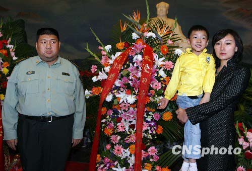 9月9日是毛泽东辞世33周年纪念日，毛泽东唯一的孙子毛新宇大校(中国人民解放军军事科学院战争理论和战略研究部副部长)和夫人刘滨、六岁的儿子毛东东到北京的毛主席纪念堂敬献鲜花，花篮上的缎带落款还有毛新宇刚满周岁的女儿毛甜懿的名字。中新社发 任晨鸣 摄
