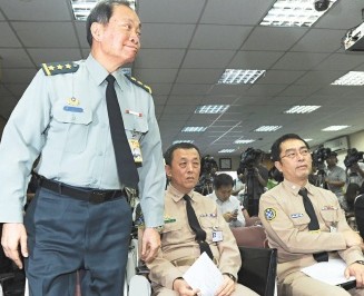 拉法叶佣金案仲裁台湾胜诉，法国泰勒斯公司必须将支付的贿金悉数返还，台湾军官4日上午在例行记者会上面露微笑。图片来源：台湾《联合报》