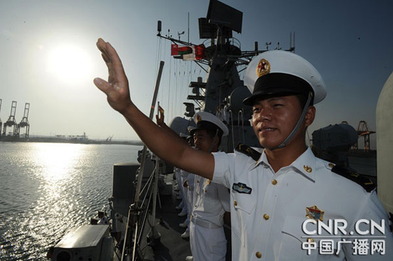 “你好，阿曼塞拉莱！”4月1日，护航官兵向前来迎接的人群挥手致意。江山摄